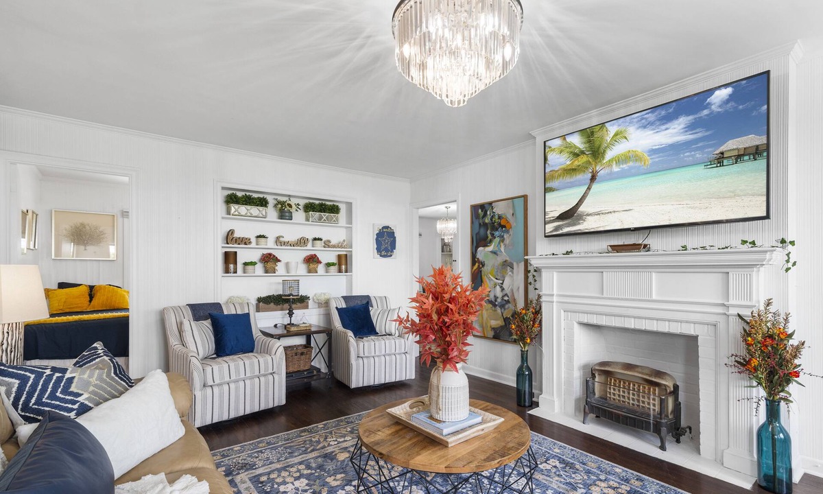 Pinewood Park House | Casa Azul-Chic Vacation Home close to Downtown/Airport