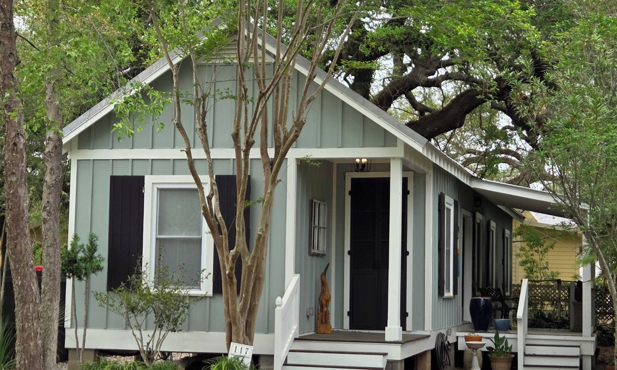 Bay St Louis Cottage | Casa Bambino Cozy 2-bedroom cottage walking distance to beach and downtown.