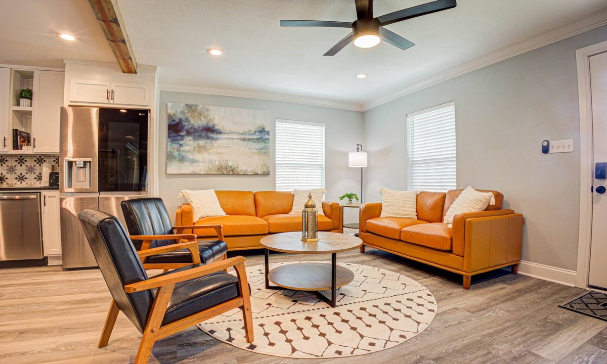Waco House | Casablanca Waco: 5 Mins to Magnolia Silos & Baylor Hot Tub Firepit Pets OK