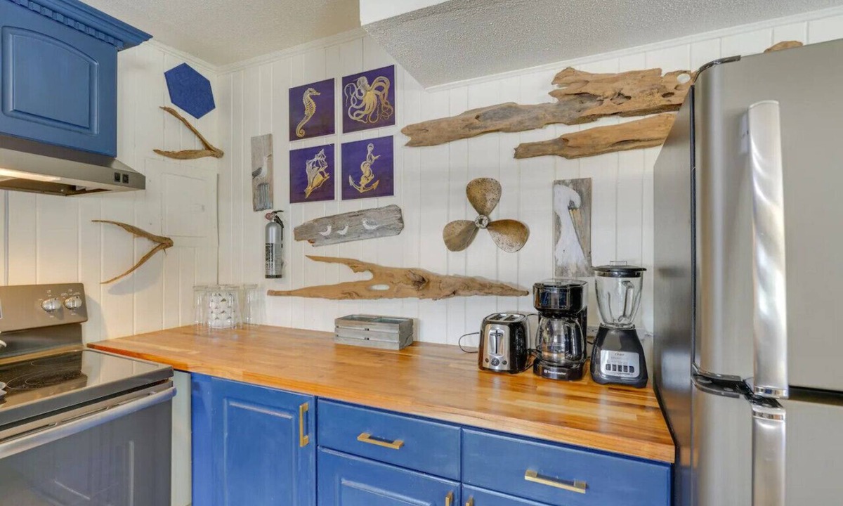 Laguna Beach Condo | Castaway Cottage|Laguna Beach|Pet Friendly|Steps to Beach