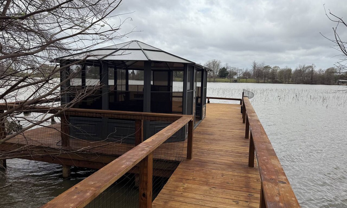 Newellton House | Castaway Cottage, a haven of peace and relaxation, awaits you.