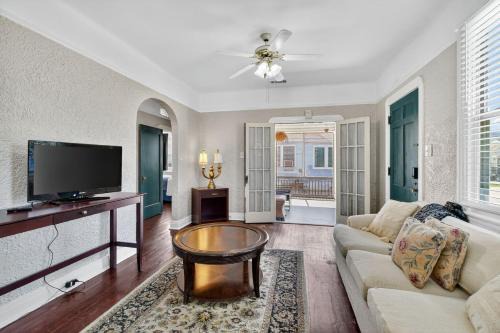 Jefferson House | Center of NOLA Loft - walk to Ochsner