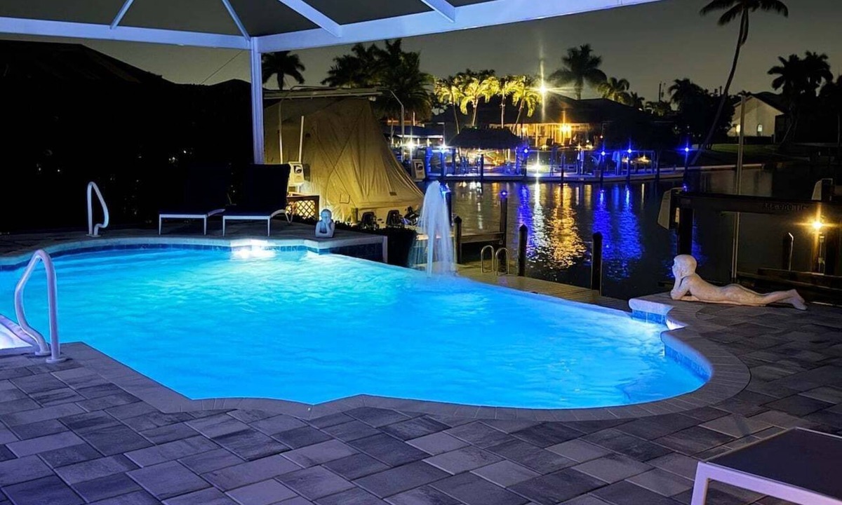 Pelican House | Central 1001 Waterfront 3BR heated Pool & Spa home w/Kayaks and Bicycles, Boat Dock