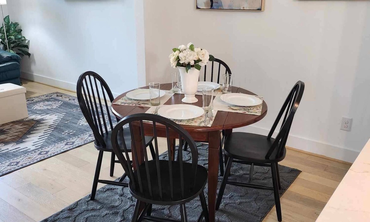 South Central Houston House | Centrally located and close to a variety of attractions. Cozy, comfy, modern .