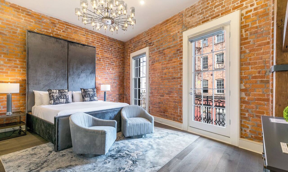 Arts/Warehouse District Apartment | 💜CHARACTER GALORE A TASTE OF NOLA NOT FOUND IN A HOTEL! 2 Balconies King Beds+Sleeper Sofa💜