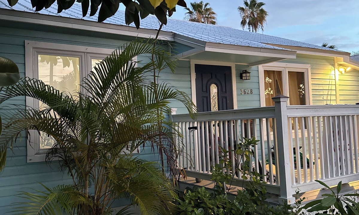 New Town Cottage | Charming 1-bedroom/Sleeps 5/kitchenette in the Heart of Key West- , shared pool