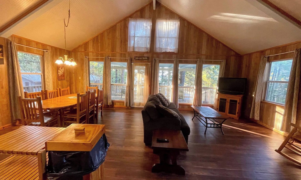 Zwolle Cabin | Charming 2-Bedroom Cabin with Full Kitchen, Vaulted Ceiling & Lake Views