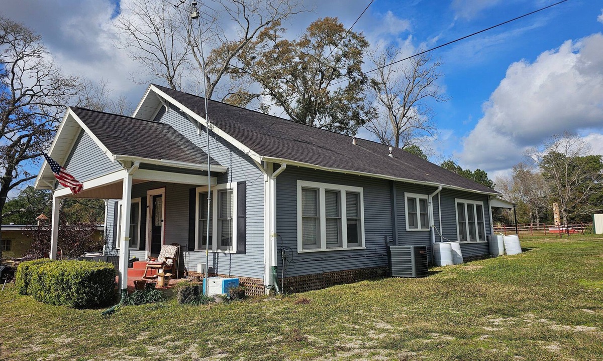 Hull House | Charming 2-bedroom farmhouse in Saratoga with WiFi and AC on 5-acre gated lot