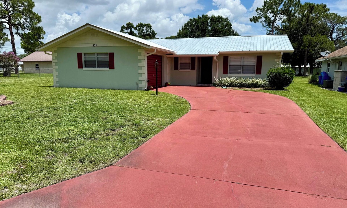 Sebring House | Charming 2-bedroom home in beautiful Sebring with tranquil reading & work space.