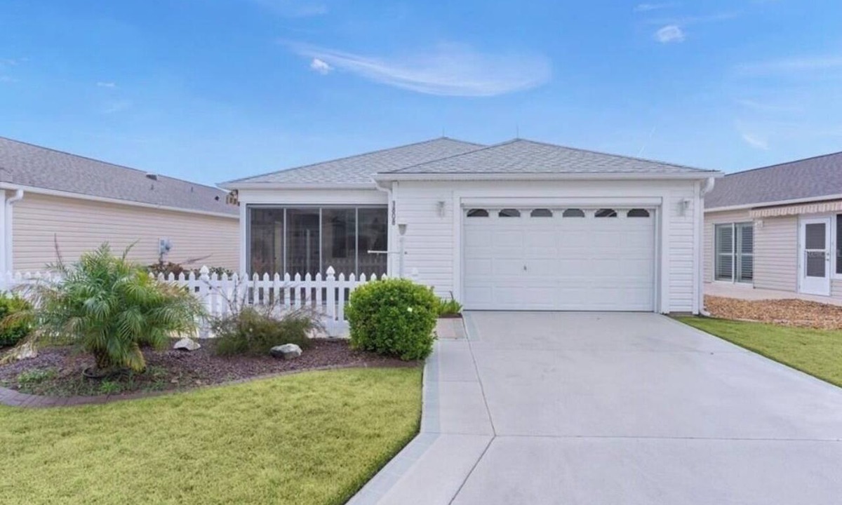 St. Charles Cottage | Charming 2 bedroom patio villa in The Villages FL; Golf cart included.