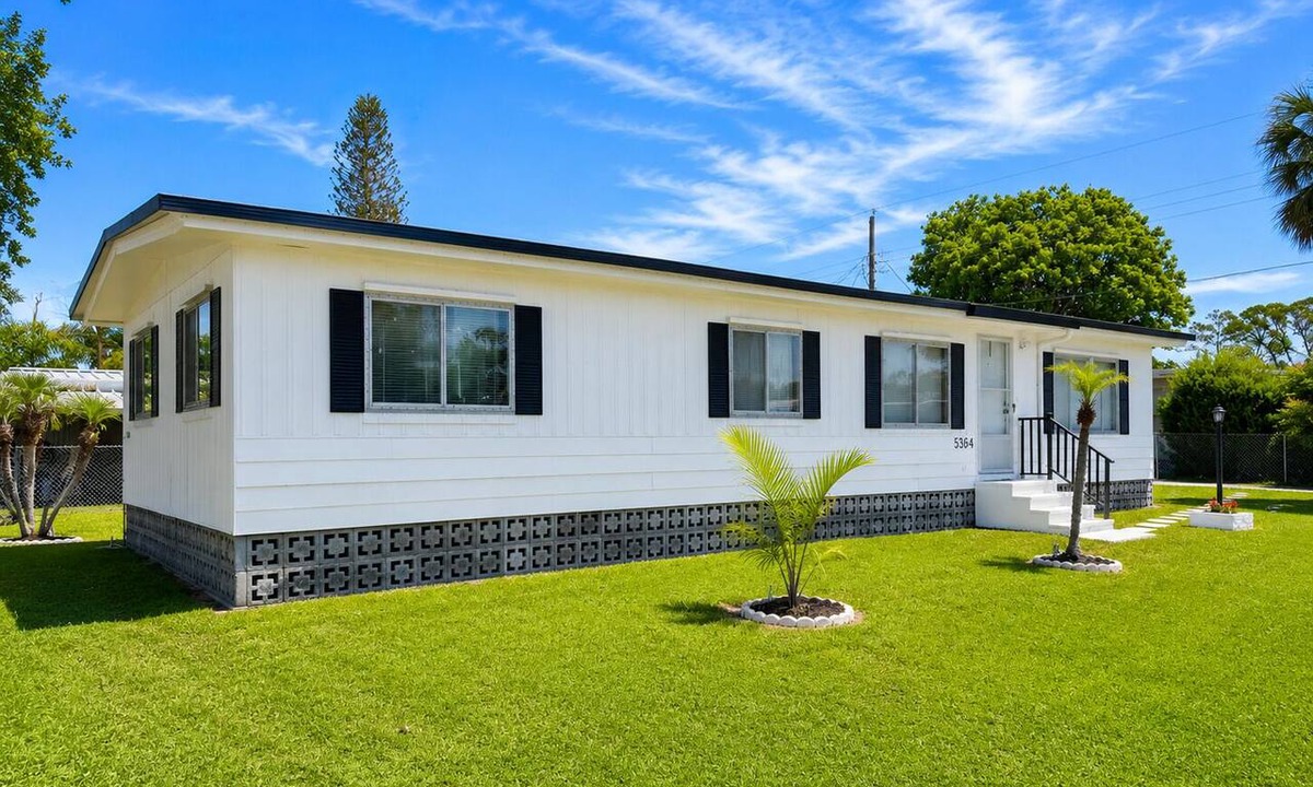Allandale House | Charming 2BR/1BR mobile home with WiFi in Port Orange