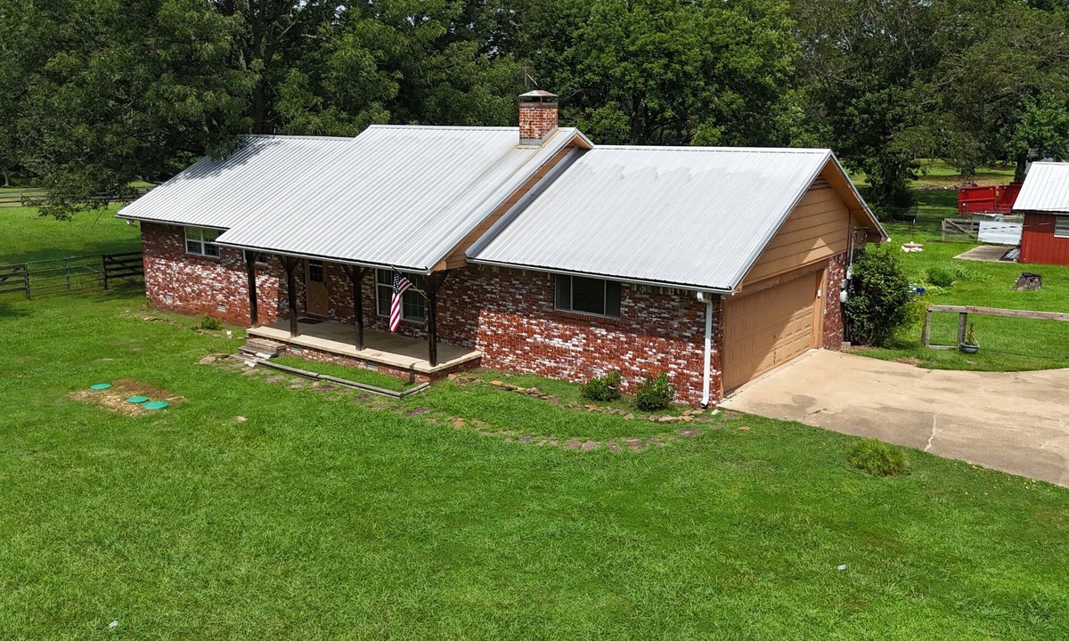 Salem House | Charming 3-bedroom farmhouse on 2 acres with WiFi and AC in Benton