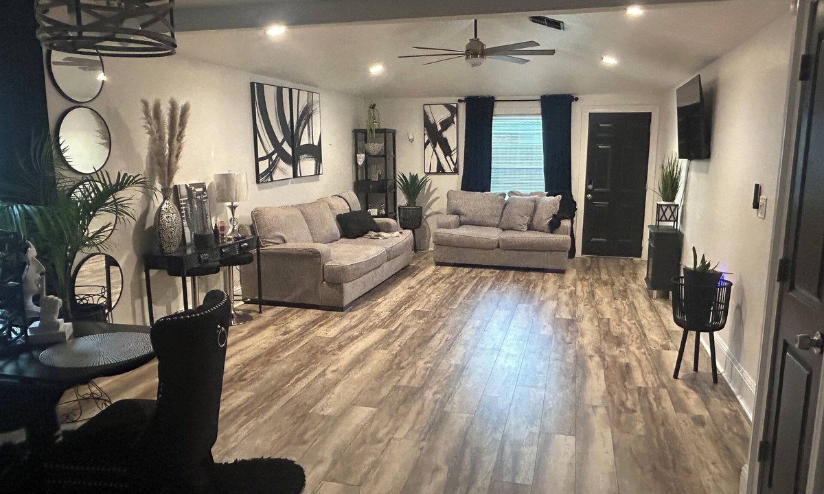 LaPlace House | Charming 3-bedroom house with AC, WiFi in adorable LaPlace
