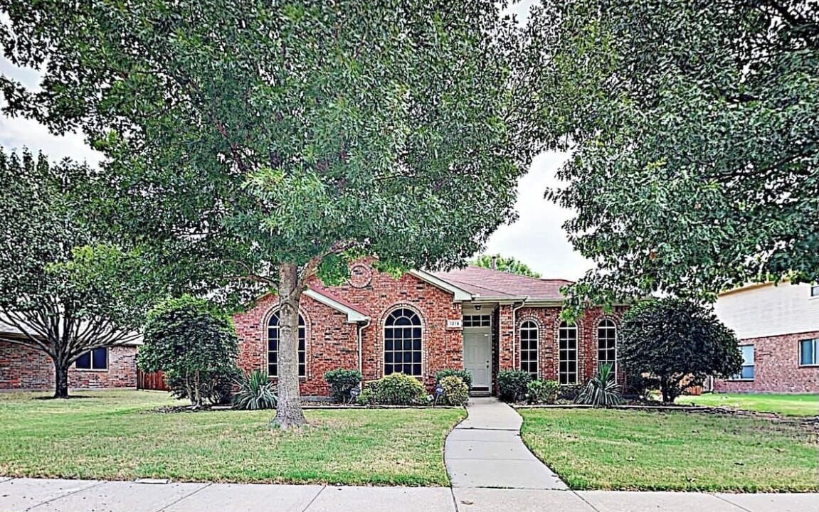Allen House | Charming 3-bedroom house on a green belt in Allen