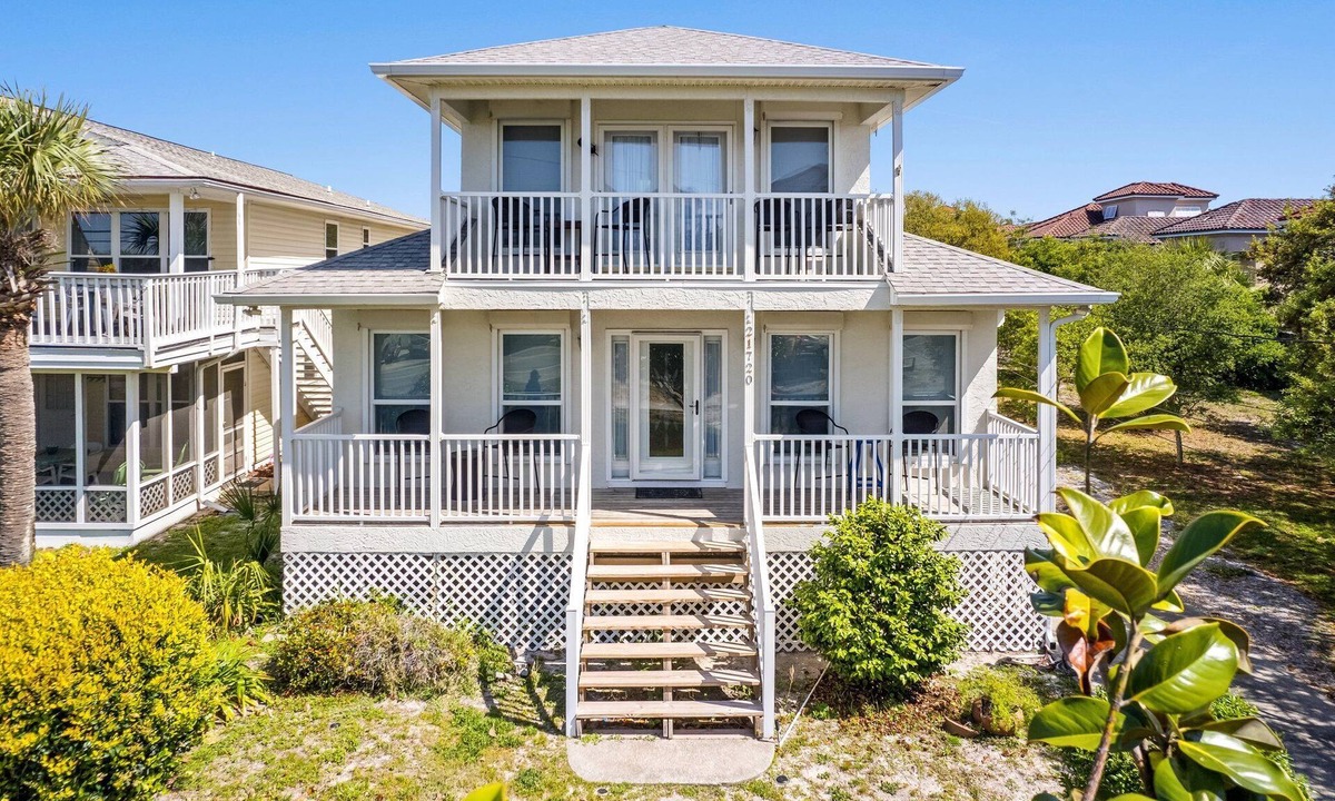 Hollywood Beach House | Charming 3bd/3ba HOUSE Across the Street from the Beach w/Gulf VIEWS!