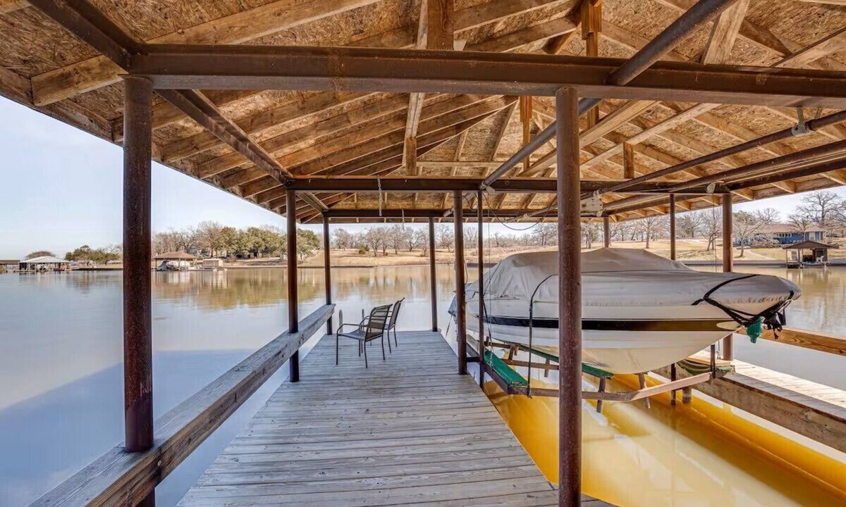 Streetman Cabin | Charming 4-bedroom cabin with WiFi, AC in tranquil Streetman