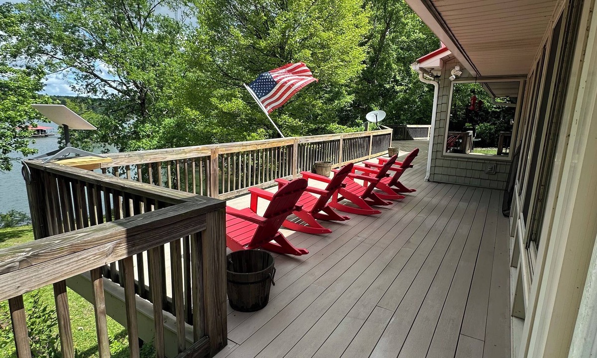 Crane Hill House | Charming 4-bedroom house in the heart of Smith Lake in Crane Hill