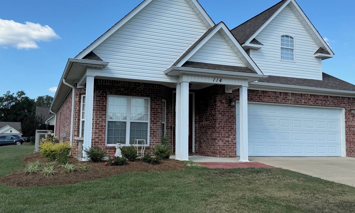 Tupelo House | Charming and Spacious 3-bedroom house in serene Tupelo