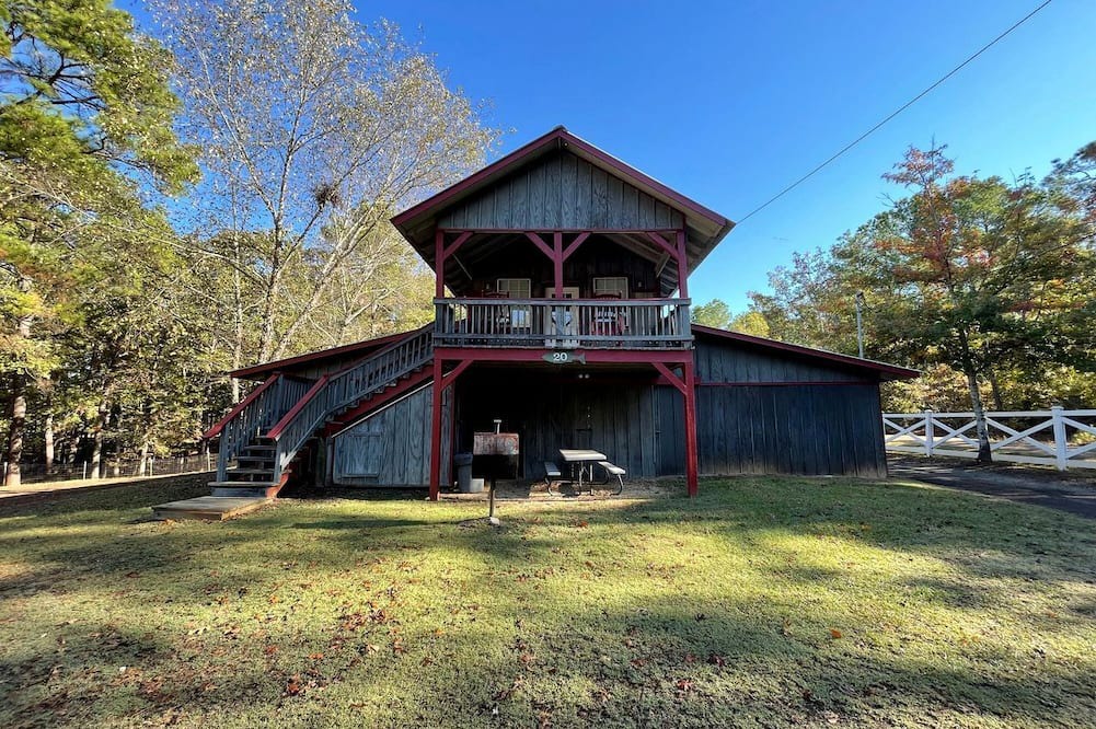 Zwolle Cabin | Charming Cabin with Scenic Wooded Views near Zwolle, Louisiana