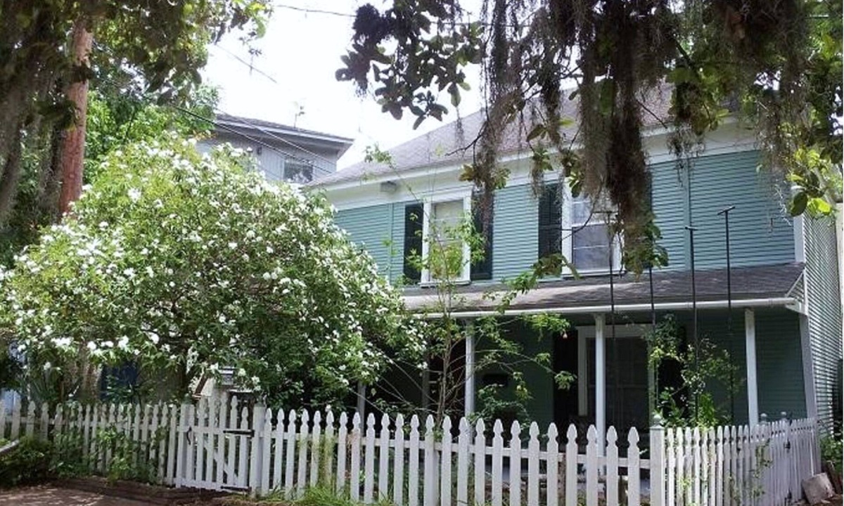 Neartown Cottage | Charming Carriage House in Montrose/Midtown near arts, bars, dwntwn, med center