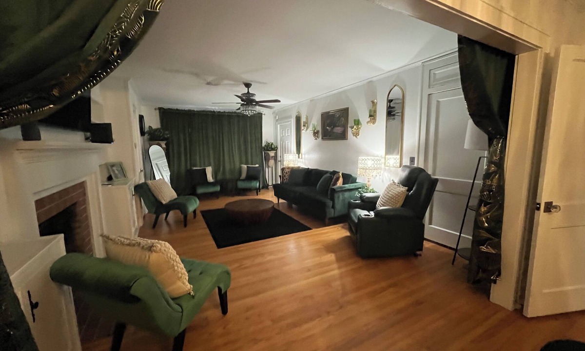 Andalusia House | Charming Escape 4br-2ba – Sleeps 10, King, 2 Queens, 2 Twin Bunks, 2 levels