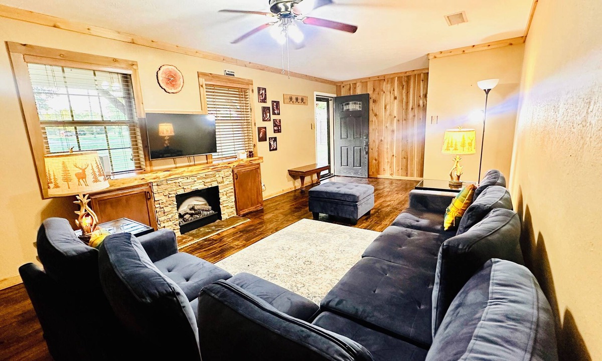 Corsicana House | Charming Farmhouse Getaway with Nature & Family Fun in Corsicana, TX
