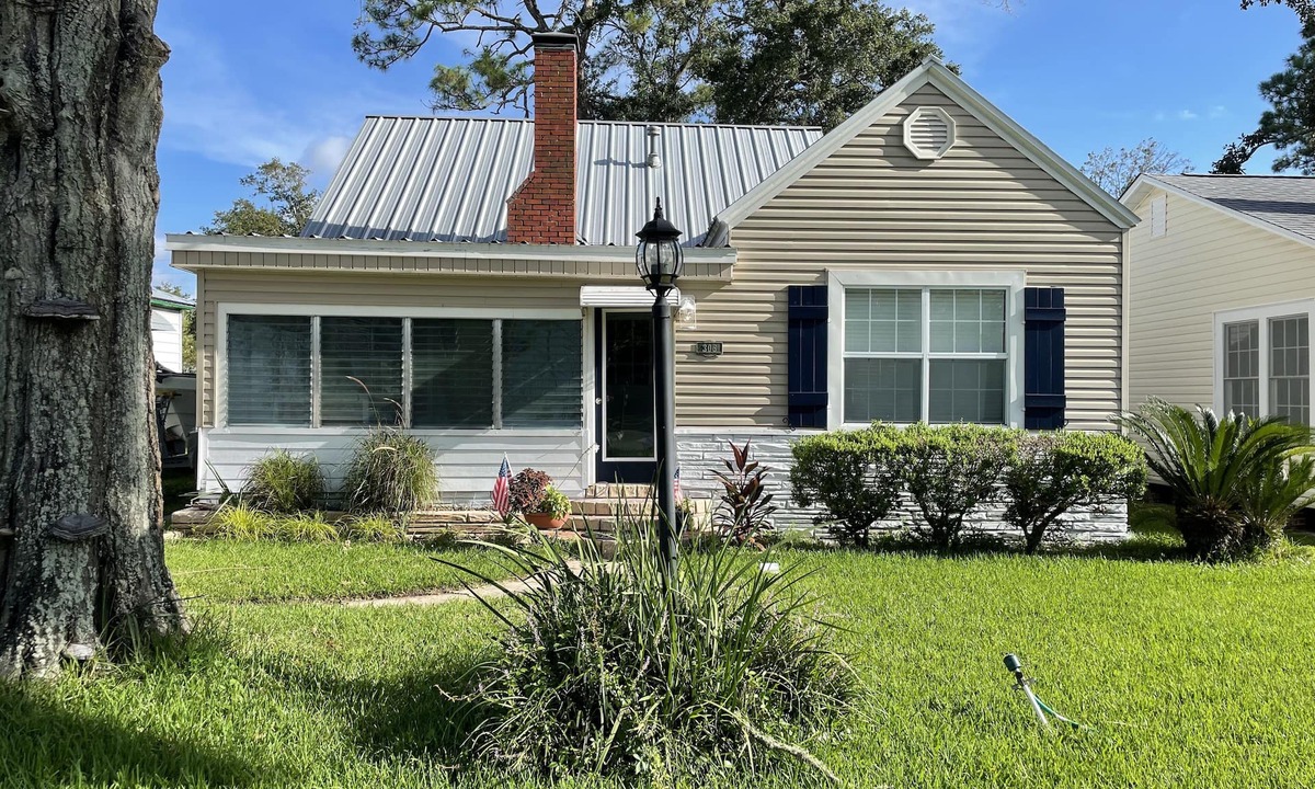Port St. Joe House | Charming Florida Cottage – Steps from St. Joe Bay with Top-Notch Amenities!