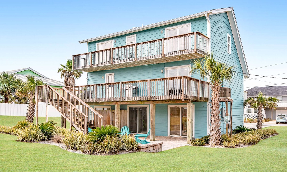 Toilla Segunda House | Charming home with high-speed WiFi & Gulf views - one block to beach!