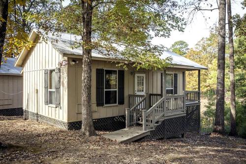 Zwolle House | Charming Pondview Cabin with Resort Amenities near Zwolle, Louisiana
