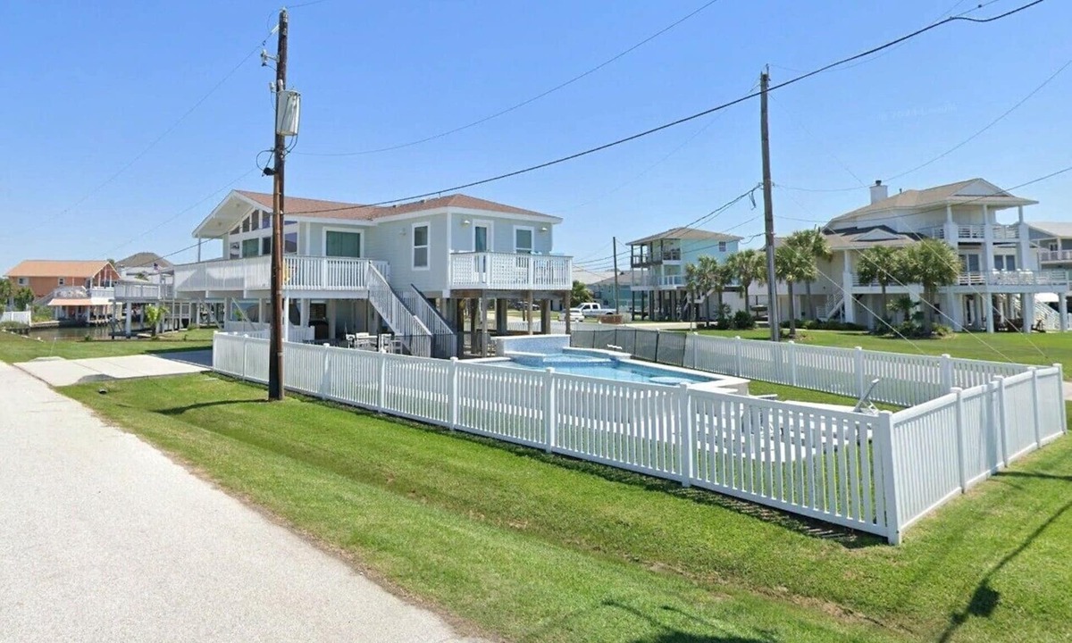 Jamaica Beach House | Charming Snowbird Rental with 3 bedrooms 2 Bathrooms in Jamaica Beach, TX