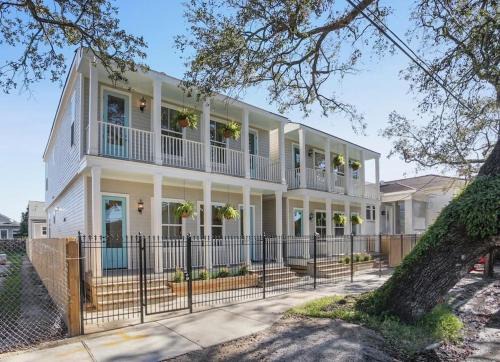 Faubourg Delassize House | Chic 3BR NOLA Retreat, Streetcar Access, Ideal for Families & Friends