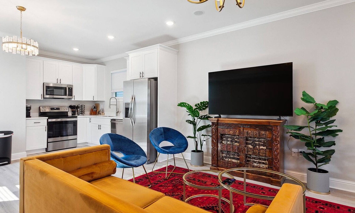 Mid-City House | Chic Group Retreat w/3 En-Suite Baths. Near French Quarter Walk to Streetcar