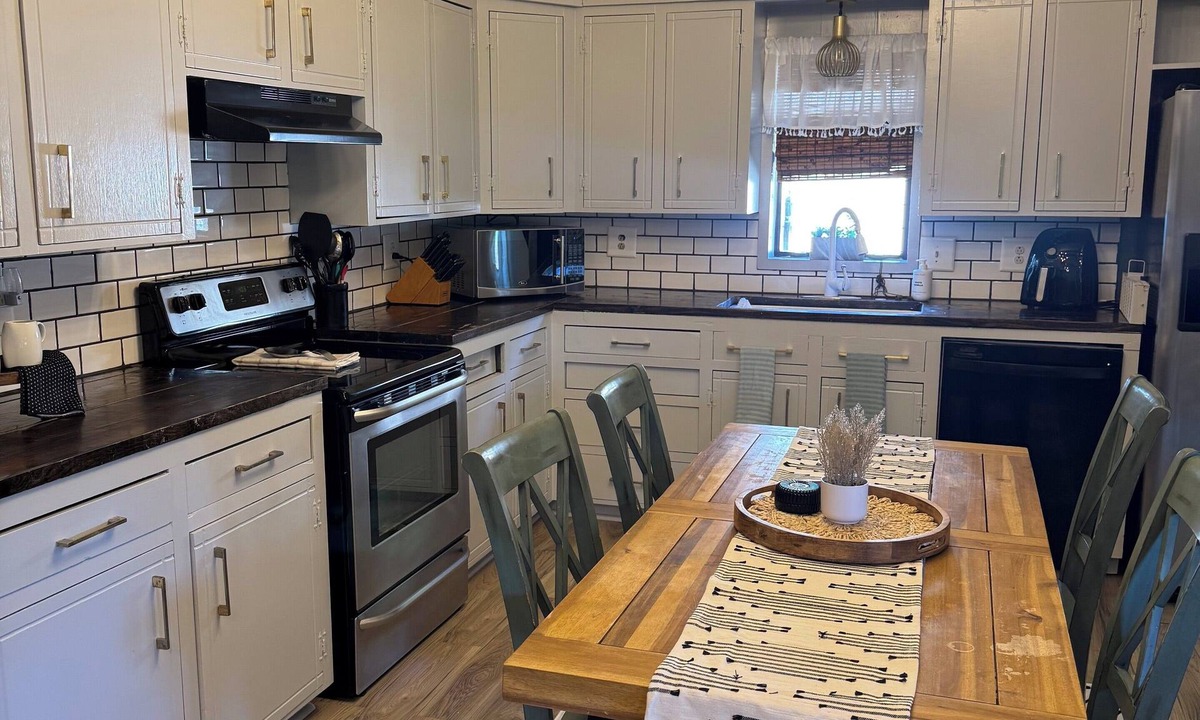 Port Neches House | Chic Roots 3BR 2BA Home