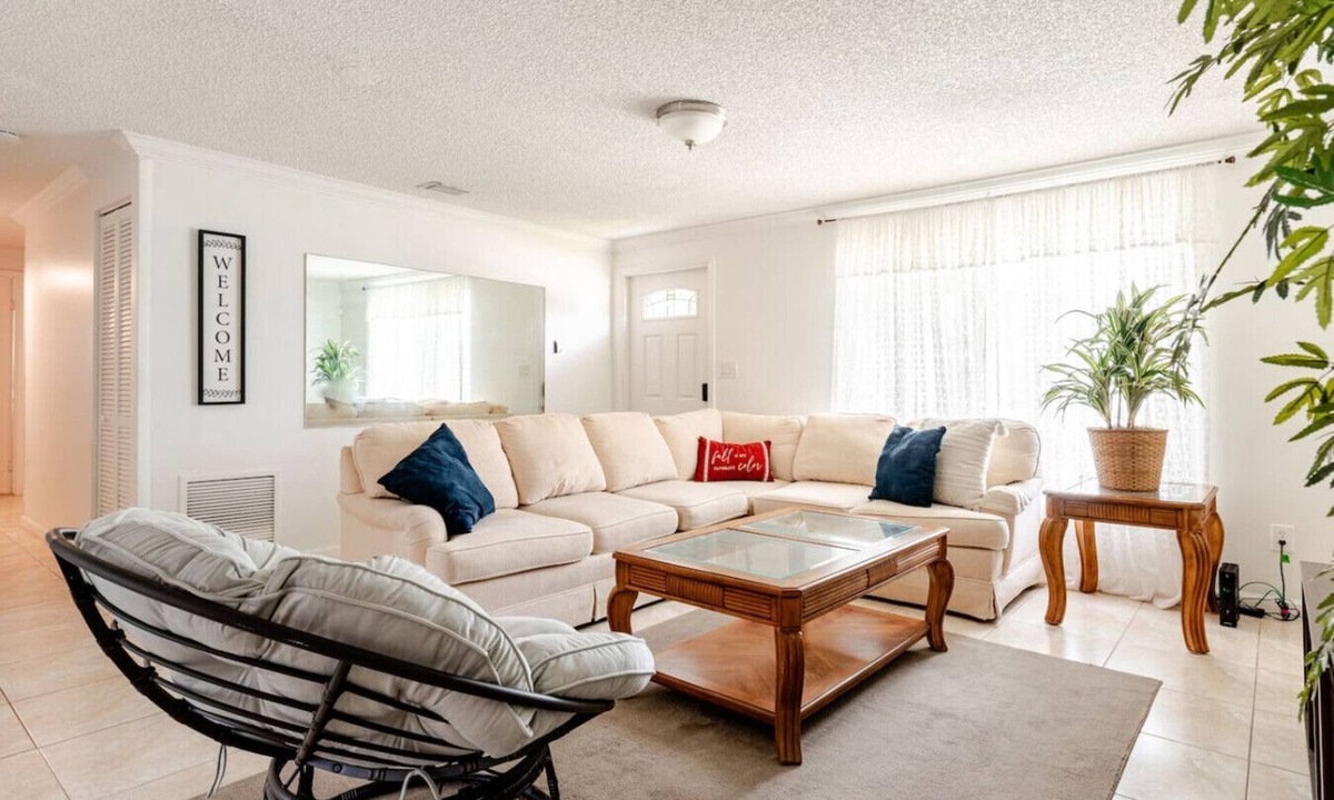 Royal Palm Beach House | ChristianBNB For Teams Groups & Leaders Sleeps 8+