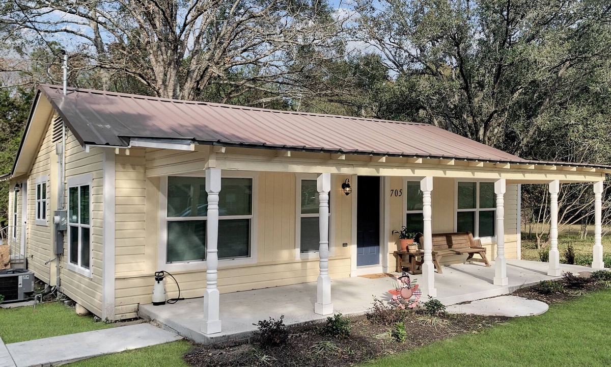 Lufkin House | Cindy’s Cottage is a comfy 2 bedroom house, ready for short/long stays.