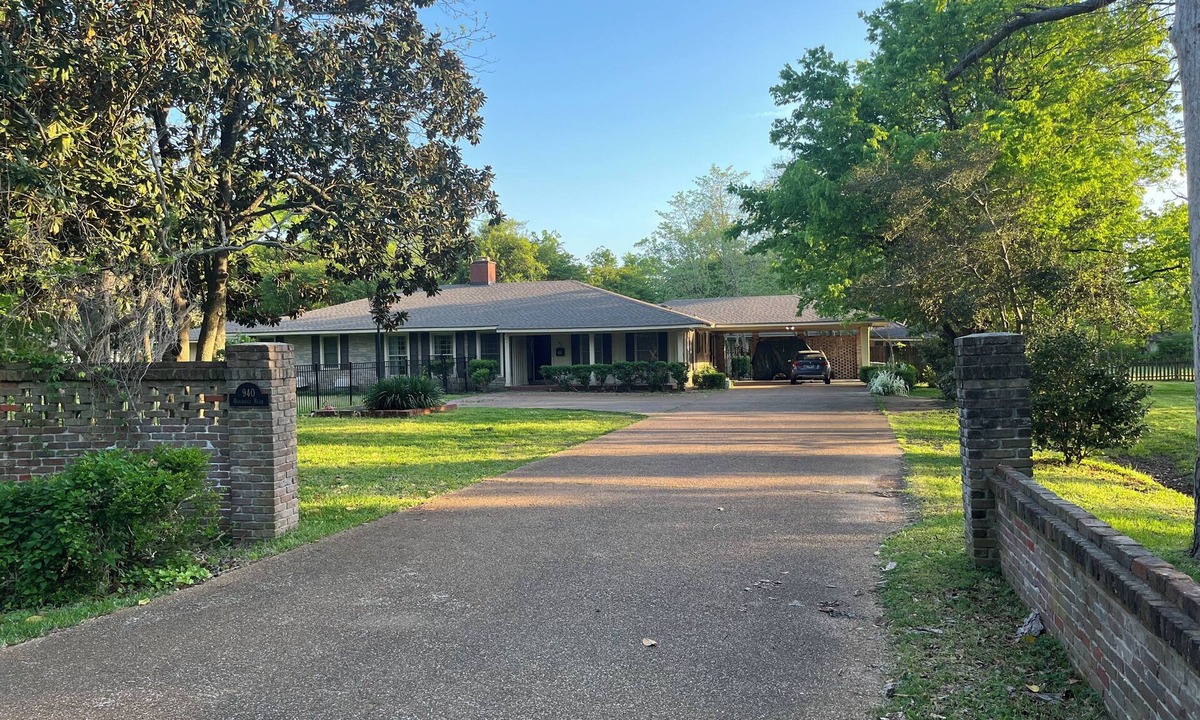 Clarksdale House | Clarksdale Retreat with Pool/Sauna - Sleeps 13