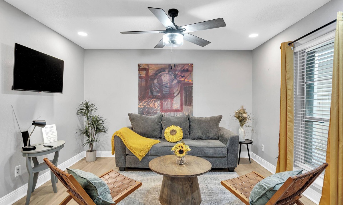 Metairie Condo | Clean-Quiet/Near every typre of eatery imaginable!