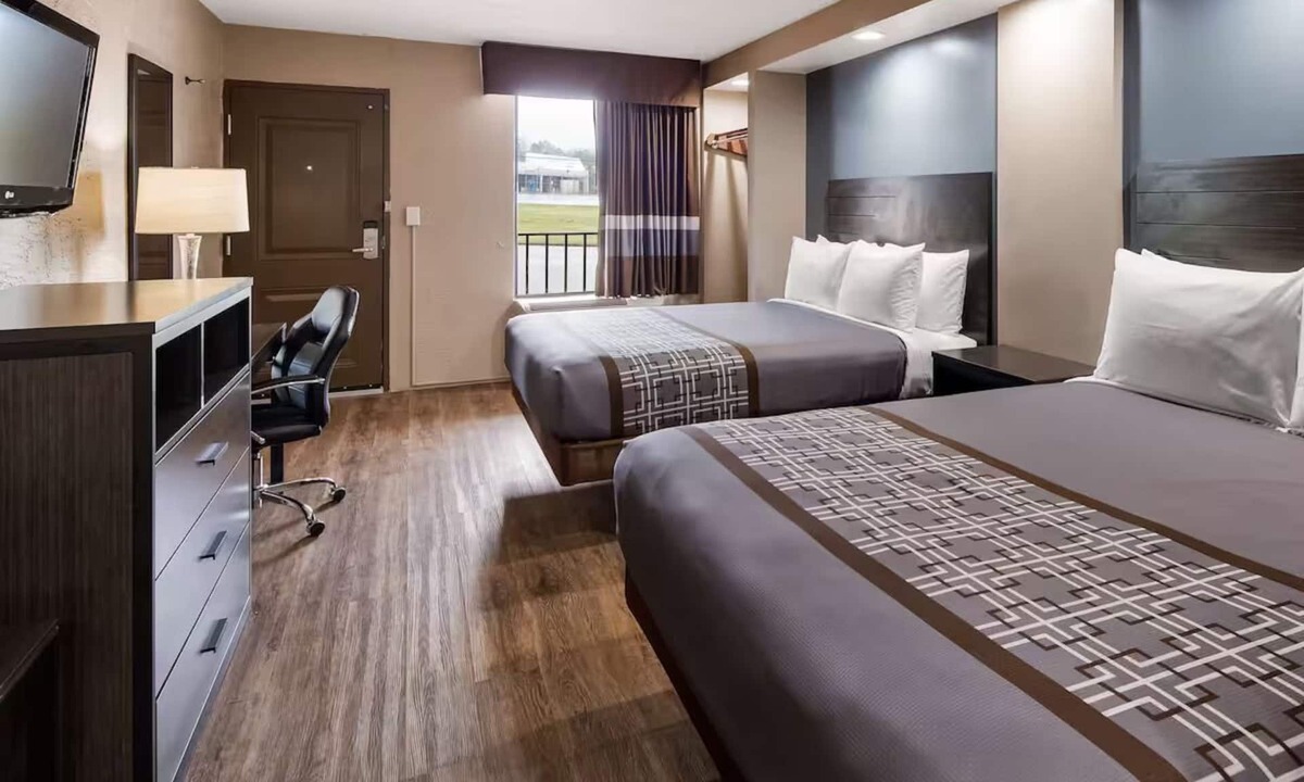 Jasper Hotel | Clean & Relaxing Jasper Room Close to Restaurants, Shopping & Major Attractions