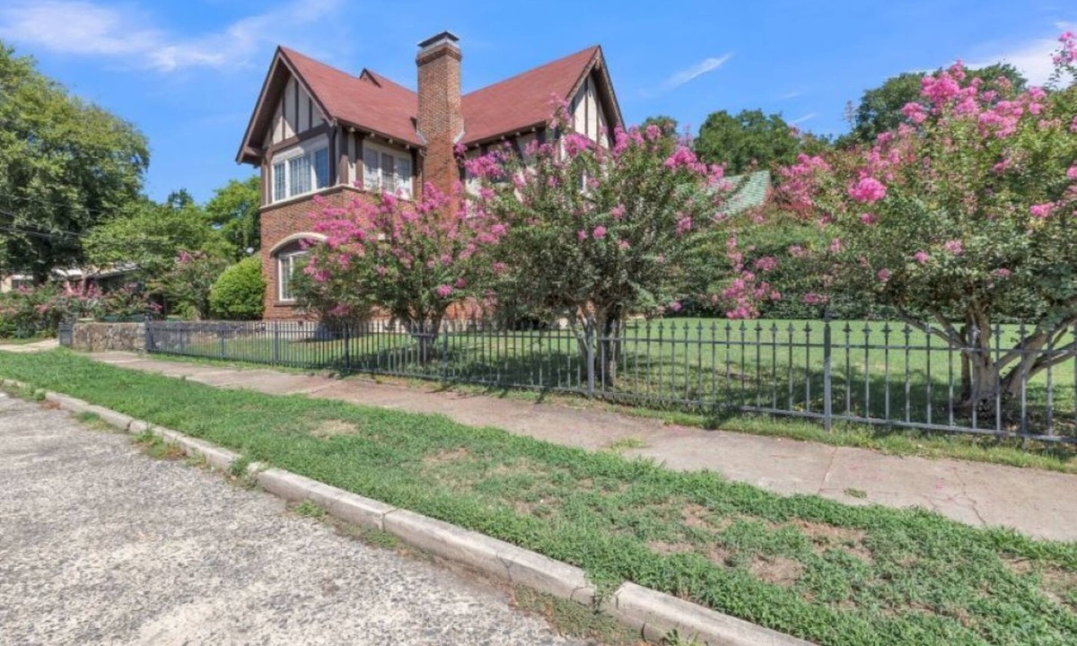 East of Broadway Apartment | Clean Safe Comfortable Housing - heart of the city
