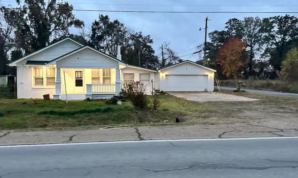 Texarkana House | Close to airport, Spacious 3-bedroom house with AC in industrial area