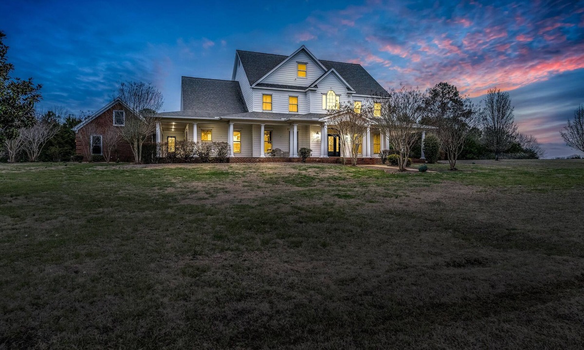 Mayhew House | Close to MSU | Spacious | Grill Deck