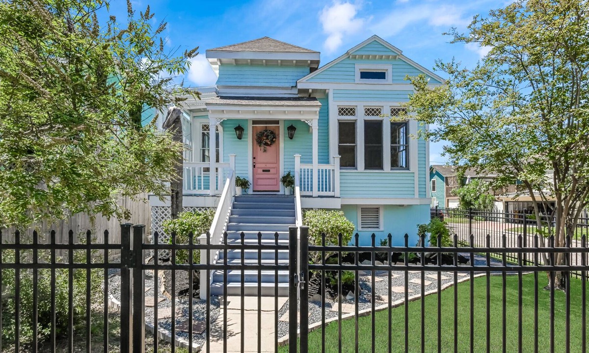 Galveston Cottage | Coastal Cottage with Kids Clubhouse, hammocks & fire pit only 1 mi. from beach!