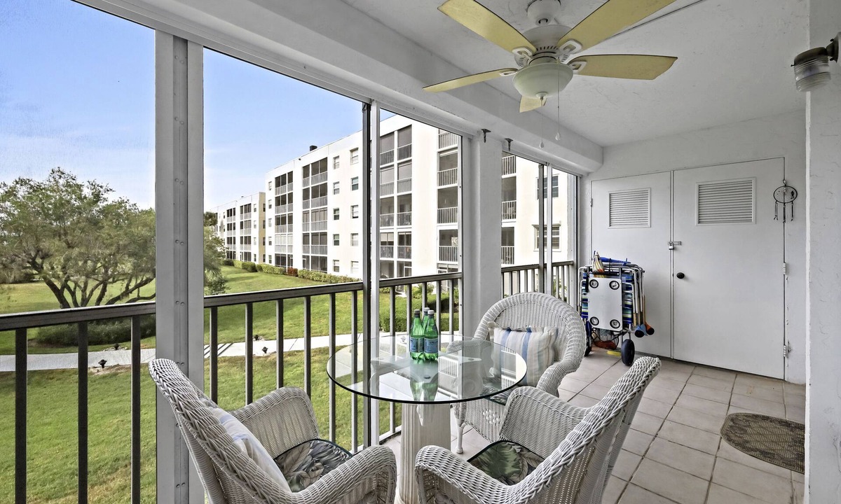 Marco Island Condo | Coastal style condo w/pool, spa & steps to beach