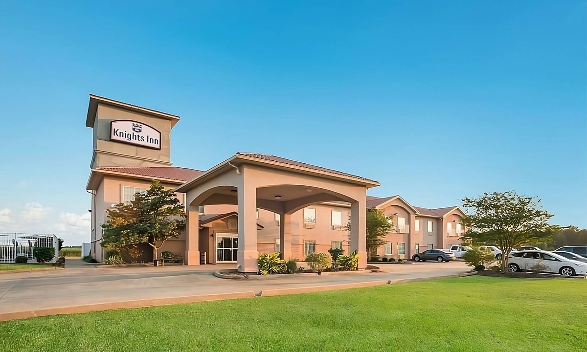 Saint Landry Hotel | Comfort and Convenience at Knights Inn Bunkie! Free Parking, Free Breakfast
