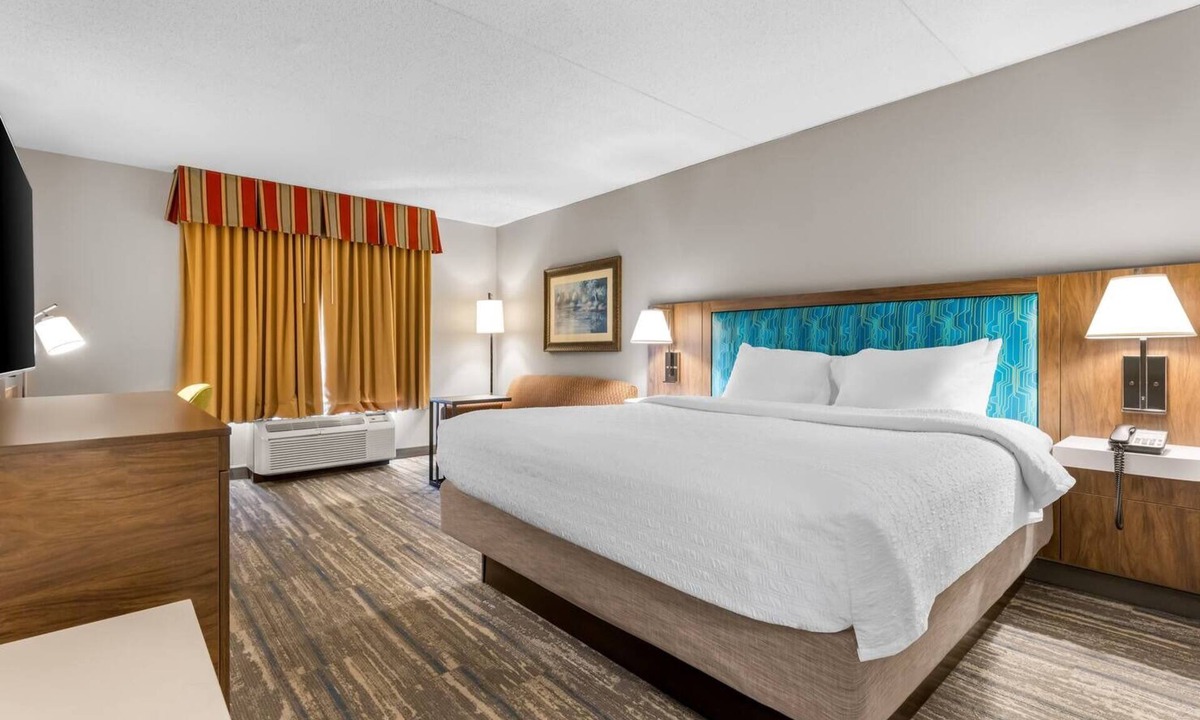 Guntersville Hotel | Comfortable Lake Stay with Free Breakfast, Parking & Access to Outdoor Fun