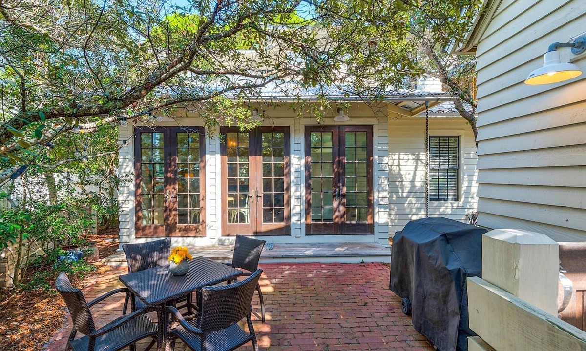 Rosemary Beach Cottage | Comfortably Chic-Cozy Cottage-Great Location to Town Center/Beach 4 Bikes