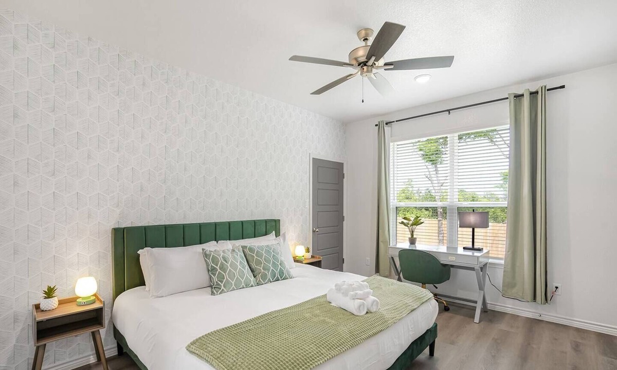 Temple House | Contemporary 3-Bedroom Duplex, Near Hospital & Downtown, Fenced Yard, Workspace
