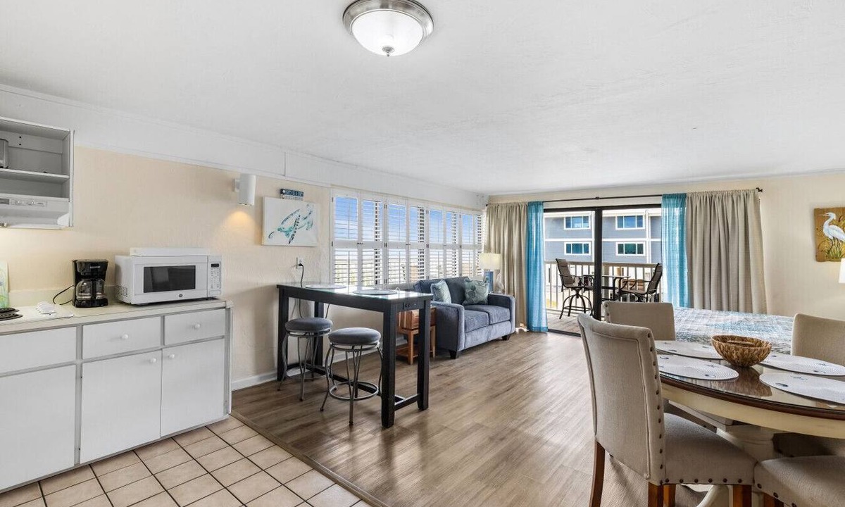 Cedar Key Condo | Corner condo with huge Gulf views