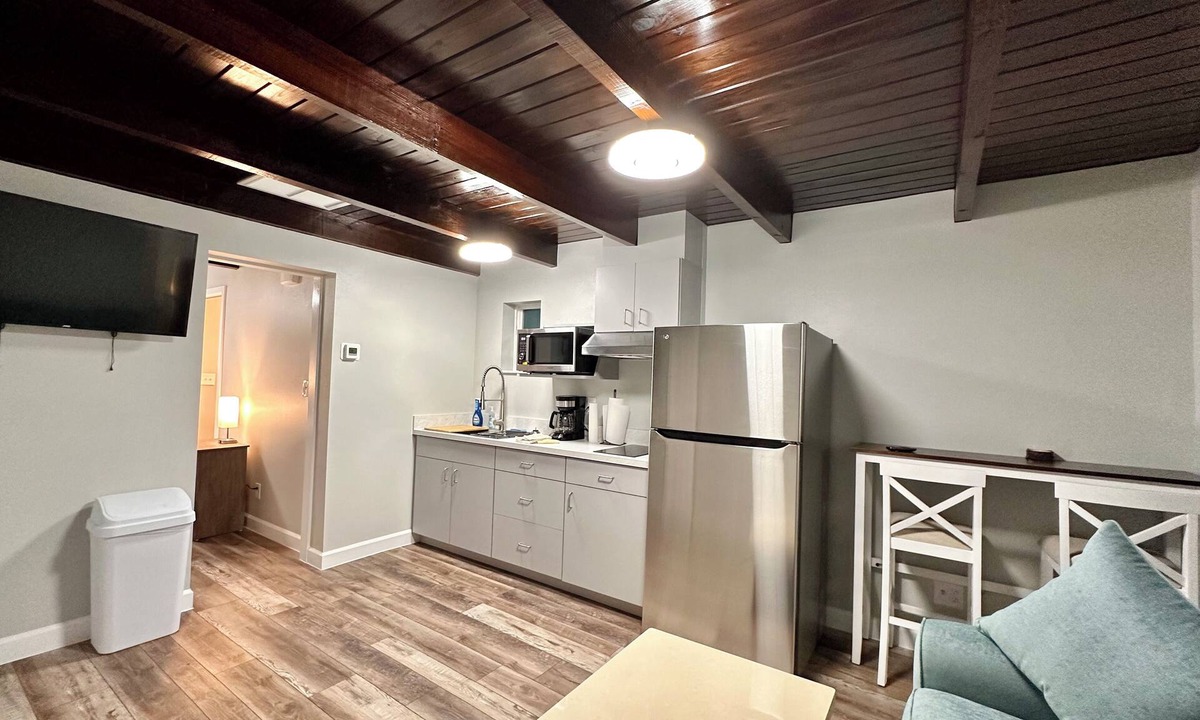 Tavares Cottage | Cottage 36: Sunshine Suite - Waterfront Lodging in Downtown Tavares, FL