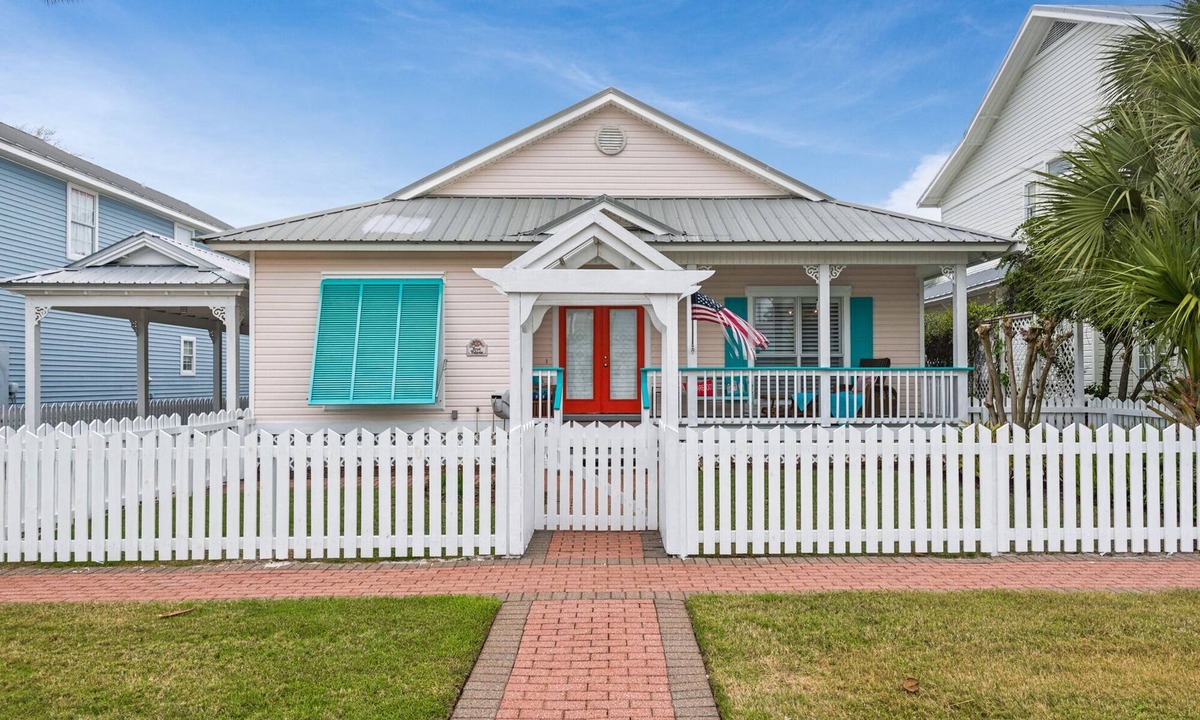 Crystal Shores House | Cottage Near Pool, Walk to Beach, Cafe, and Shopping